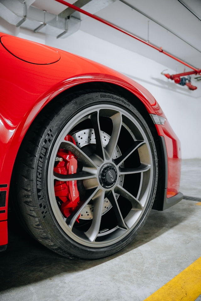 Crveni Porsche 911 GT3 s crvenim kočionim čeljustima i bušenim kočionim diskovima