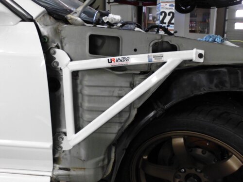 Ultra Racing ojačanje blatobrana za Nissan Skyline GTR R32