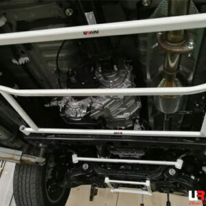 Ultra Racing srednje donje pojačanje šasije za Toyota Hilux Revo VIII