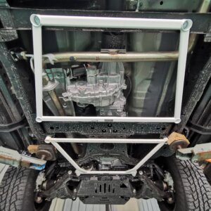 Ultra Racing srednje donje ojačanje šasije za Nissan Navara D23 facelift 2020+