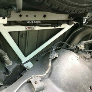 Ultra Racing stražnje donje ojačanje šasije za Toyota Hiace H200