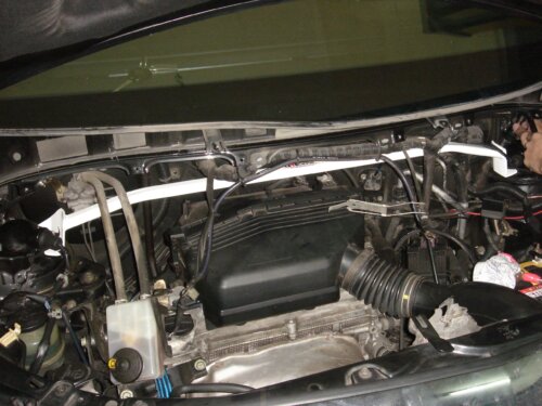 Ultra Racing front upper strut brace for Toyota Alphard I (AH10)