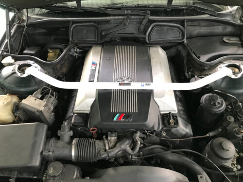 Ultra Racing front upper strut brace for BMW 7 E38