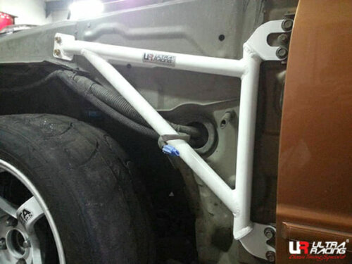 Ultra Racing ojačanje blatobrana za Ford Tierra KJ/Mazda Protege BJ