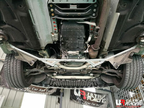 Ultra Racing front lower chassis brace for Mercedes-Benz E-Class W212